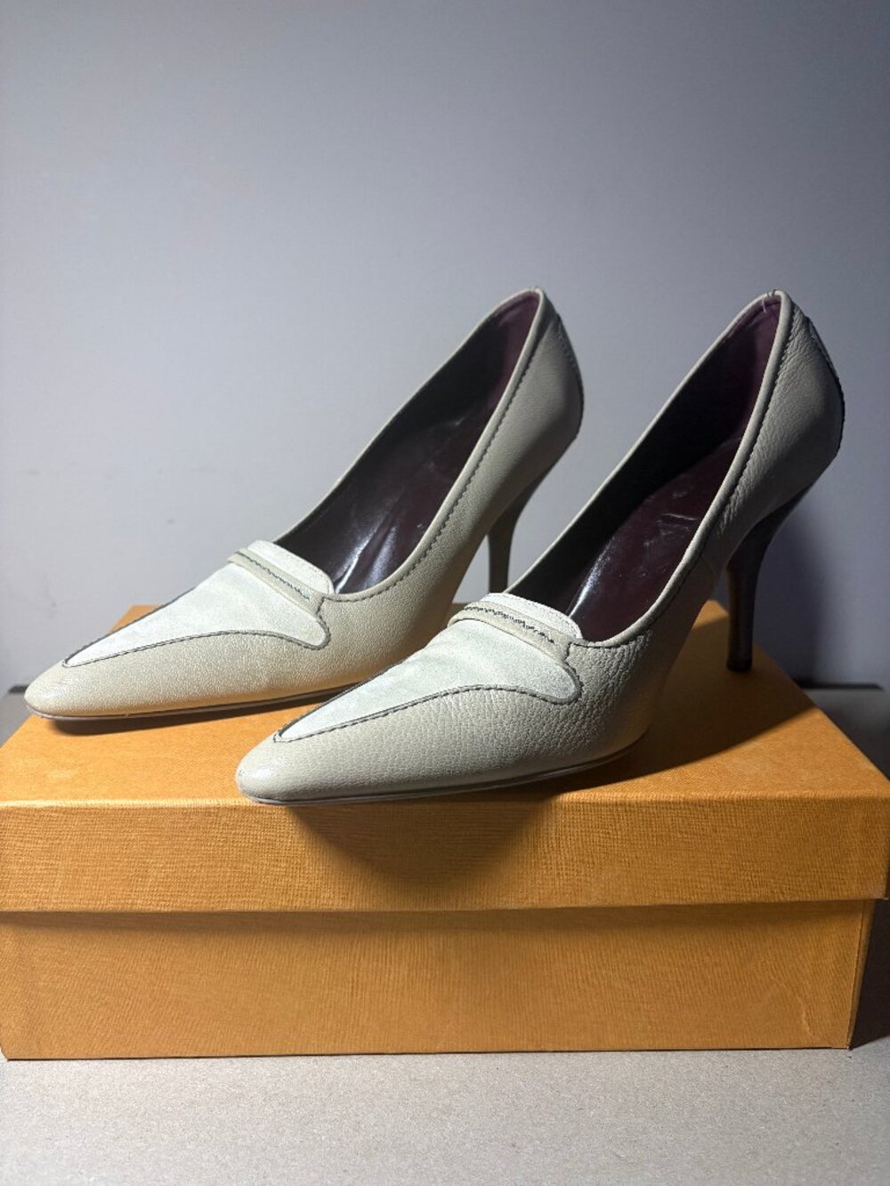 Vintage Tod's Cream Leather Suede Pointed Toe Stitched Loafer Pumps Heels